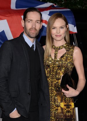 GETTY IMAGES: La actriz y su novio el director Michael Polish llegando a la fiesta tras la inauguración de Topshop en Los Ángeles