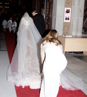 Foto Europa press: Vista del velo y cola del vestido de Mª José Blesa