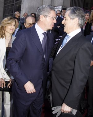 Foto Europa press: Gallardón le da la enhorabuena a Blesa