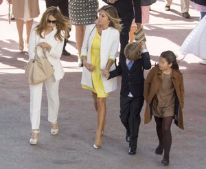 Marian Camino y Natalia Álvarez acompañados del pequeño Rafael Camino Álvarez y Alejandra, hija de Marian