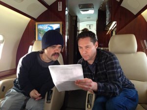 Peter Dinklage junto a Bryan Singer leyendo el guión de la película