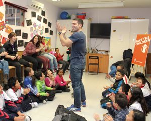 SAVE THE CHILDREN: Miguel Angel Silvestre durante su visita a un centro en Madrid
