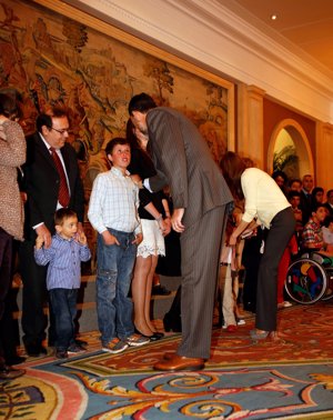 EP Antonio Gutiérrez: El Príncipe Felipe saludando a uno de los niños del Colegio Público de Educación Especial Pilae Soubrier de Lorca