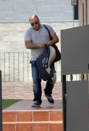 Kiko Rivera saliendo de Los Morales con la sillita de Francisco