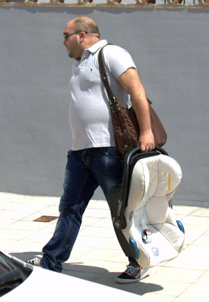 Kiko Rivera con la sillita del pequeño Francisco