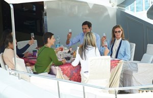 Desayuno en el yate. Action Press