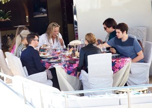 Desayuno de amigos y Sharon Stone al natural. Action Press