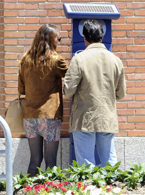 Lourdes Montes y Francisco Rivera sacando el ticket del parquímetro