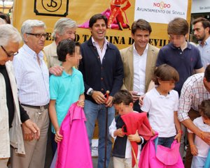 Francisco Rivera junto a sus pequeños alumnos y los más veteranos toreros de Triana
