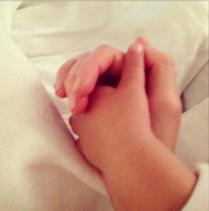 INSTAGRAM MIRANDA KERR: En el día de la madre también subió esta foto de sus manos entrelazadas