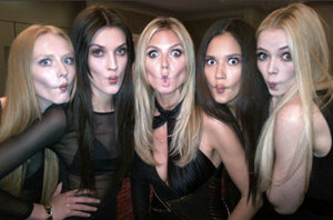 TWITTER HEIDI KLUM: Heidi junto a las finalista de su programa