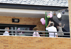 Marco Vricella junto a sus padres mirando a la pequeña Laura