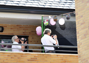 Marco Vricella junto a su padre inmortalizando los saltos de la pequeña Laura