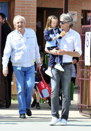 Marco Vricella con su pequeña Laura junto al padre del cirujano