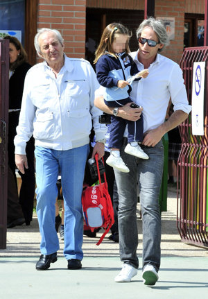 Marco Vricella con su pequeña Laura junto al padre del cirujano