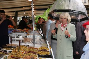 1ST VIEWS: La Duquesa de Cornualles en el mercado de Raspil en París