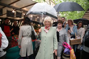 1ST VIEWS: Camila visita París en su primer viaje oficial en solitario