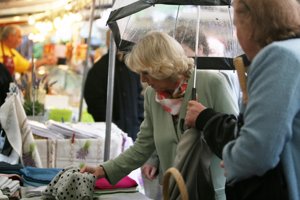 1ST VIEWS: La Duquesa se interesó por algunos artículos en el mercado de Raspil en París