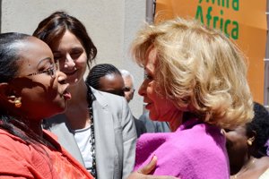La exvicepresidenta del Gobierno Maria Teresa Fernández de la Vega hablando con la mujer de la Fundación Mujeres por África