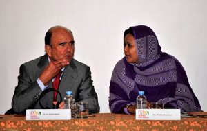 El presidente del Banco Santander, Emilio Botín, junto a una mujer de la Fundación Mujeres por África