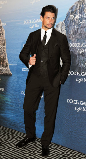 David Gandy posando en el photocall, parece que las famosas caen rendidas a sus pies
