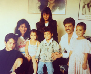 La familia al comlpeto de Bruno Mars: Bernadette Hernández, Pedro Hernández junto a sus hijos: Eric, Presley, Bruno, Tahití, Tiara y Jamie