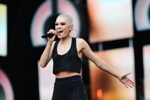 La cantante británica y su impactante corte de pelo también prefirió el color negro