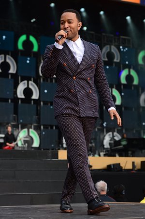 John Legend y su traje de lunares