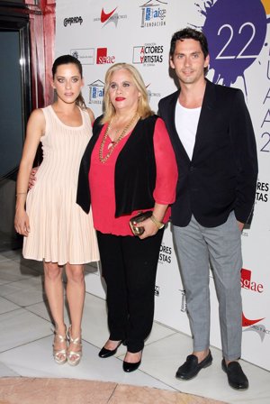 María León, Carmina Barrios y Paco León, toda la familia junta