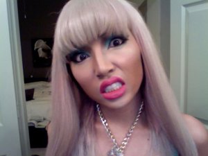 Promise Tepang Phan maquillada y peinada como Nicki Minaj FOTOS: FACEBOOK