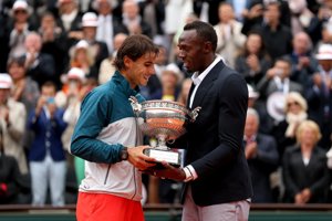 Usain Bolt entregándole la Copa de los Mosqueteros a Rafa Nadal