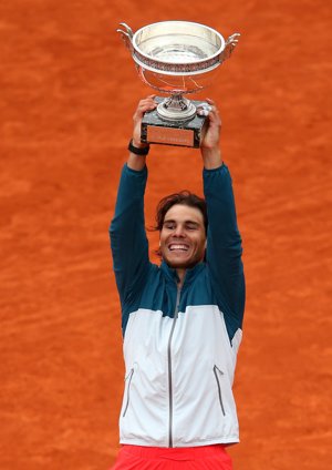 Rafa Nadal alzando la Copa de los Mosqueteros