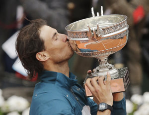 Rafa Nadal besando la Copa de los Mosqueteros