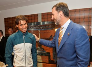 El Príncipe Felipe felicitando a Rafa Nadal por su victoria