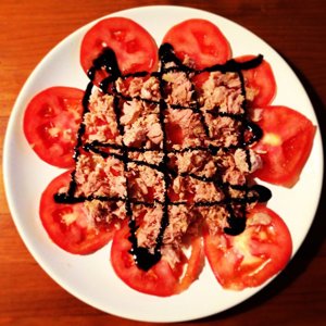 Plato de tomate y bonito con un chorrito de vinagre de módena de David Bustamante