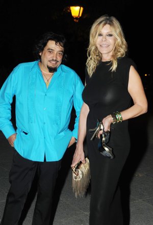 Miguel Ángel Arenas 'Capi' junto a Bibiana Fernández y sus tacones en la mano