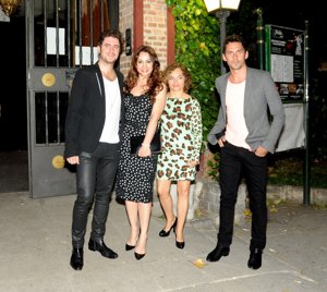 Paco León posando con Natalia Verbeke