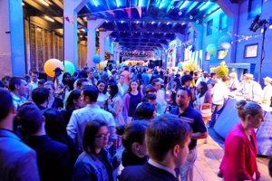 Coach: Ambiente de la fiesta en el Parque High Line en Manhattan, Nueva York