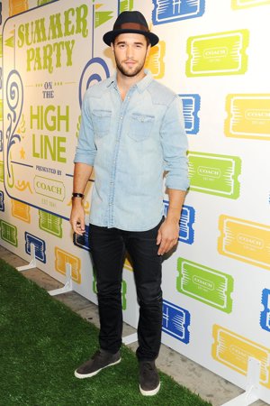 Coach: El actor de Revenge, Josh Bowman, tampoco se quiso perder la fiesta