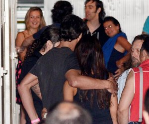 Álvaro Muñoz Escassi y Sonia Ferrer demuestran su amor en público