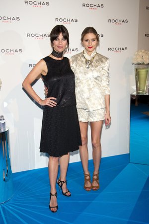 Olivia Palermo con sandalias de Zara junto con la actriz española Maribel Verdú