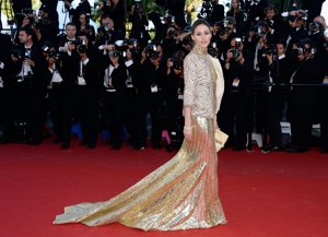 Olivia Palermo en el festival de Cannes con vestido de Roberto Cavalli y amaericana de Zara