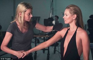 ST TROPEZ: Kate Moss durante la aplicación del auto-bronceado para realizar la campaña
