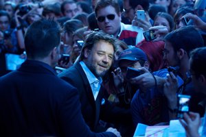 Russell Crowe atendiendo a los fans