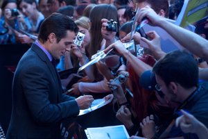 Henry Cavill atendiendo a los fans