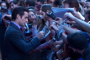 Henry Cavill atendiendo a los fans