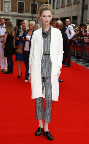 Agata Buzek escogió el blanco para su chaqueta.