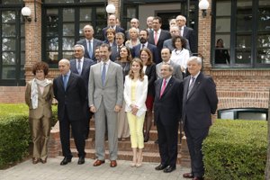 Los Príncipes de Asturias junto con los asistentes en la Reunión Anual del Patronato de la Residencia de Estudiantes.