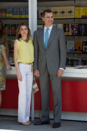 La Princesa Letizia, también de amarillo, durante la inauguración en la feria del Libro de Madrid el año pasado.
