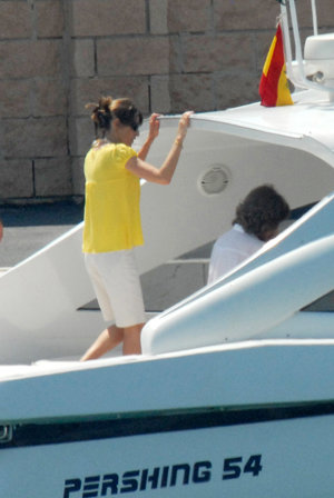 En Palma de Mallorca, Doña Letizia disfruta del mar con una camiseta amarilla.